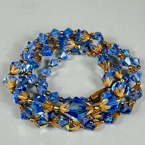 Vintage blue aurora borealis crystal bead necklace with gold-tone spacers - Picture 7 of 8